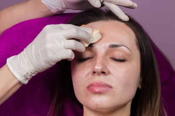 Maskérka aplikovat make-up na obličej — Stock fotografie
