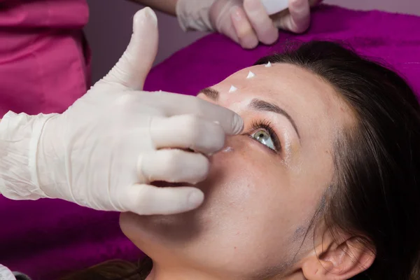 Truccatore applicare il trucco sul viso — Foto Stock