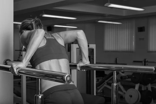 Fille athlétique travaillant dans la salle de gym — Photo