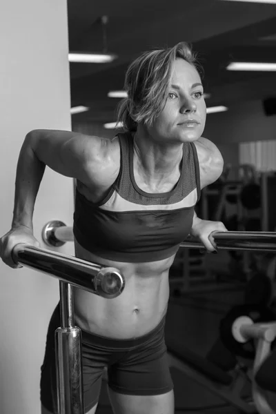 Atletisk flicka tränar i gymmet — Stockfoto