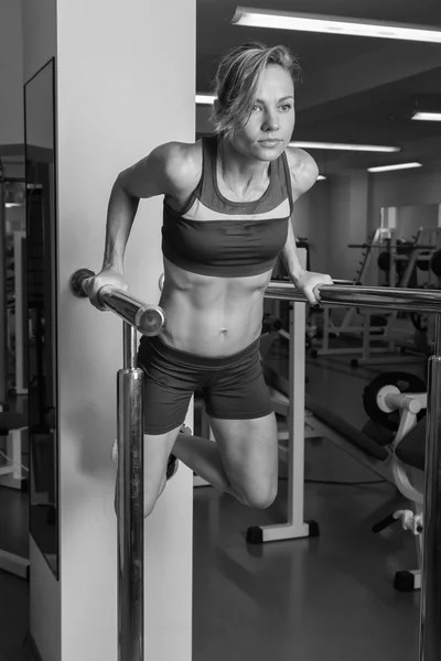Chica atlética haciendo ejercicio en el gimnasio — Foto de Stock