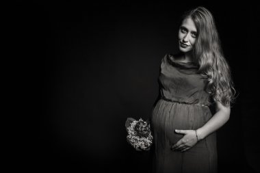 buket çiçek ile hamile kadın