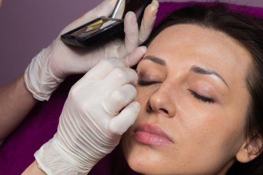 Makyöz yüzüne makyaj uygulamak