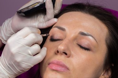 Makyöz yüzüne makyaj uygulamak