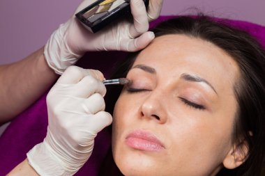 Makyöz yüzüne makyaj uygulamak