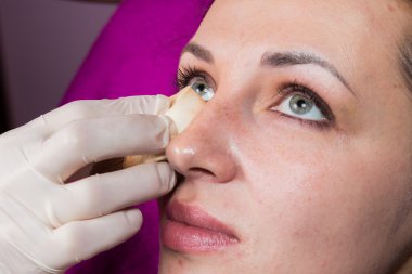 Makyöz yüzüne makyaj uygulamak