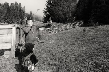 Baba ve oğul okçuluk mekanlarda nişanlı