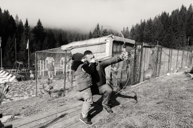 Baba ve oğul okçuluk mekanlarda nişanlı