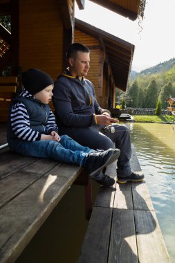 Baba oğul balık tutuyor.