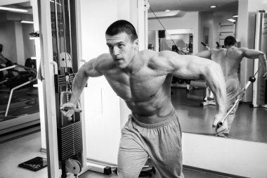 Simülatör egzersiz yapan erkek