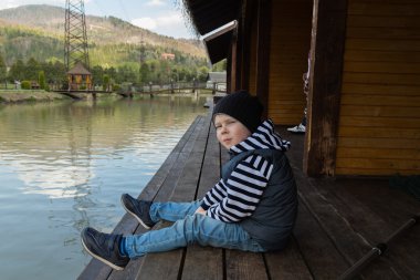 Baba oğul balık tutuyor.