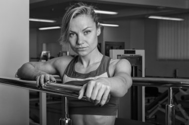 Kadın spor salonunda egzersiz yapıyor..