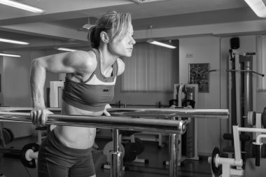 Kadın spor salonunda egzersiz yapıyor..