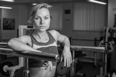 Kadın spor salonunda egzersiz yapıyor..