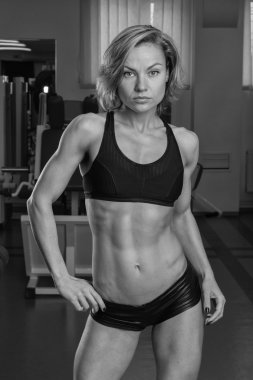vücut geliştirmeci kadın kasları gösterir