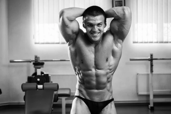 Fisiculturista mostrando músculos — Fotografia de Stock