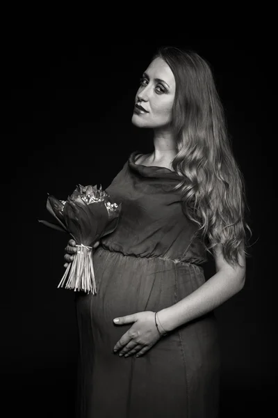 Pregnant woman with bouqet of flowers — Stock Photo, Image