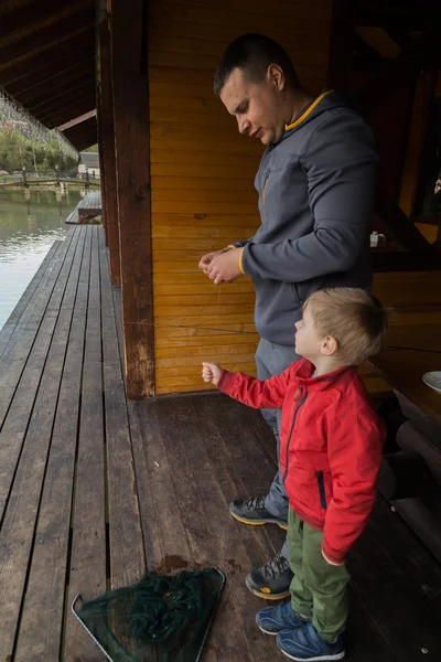 Padre e figlio pesca — Foto Stock