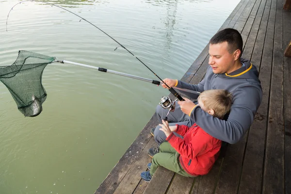 Padre e hijo de pesca — Foto de Stock