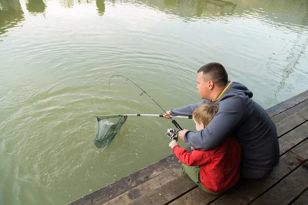 Pai e filho pesca — Fotografia de Stock