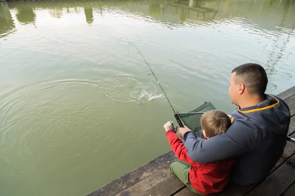 Padre e hijo de pesca — Foto de Stock