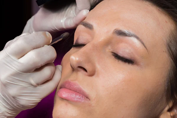 Truccatore applicare il trucco sul viso — Foto Stock