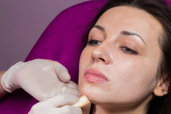 Truccatore applicare il trucco sul viso — Foto Stock