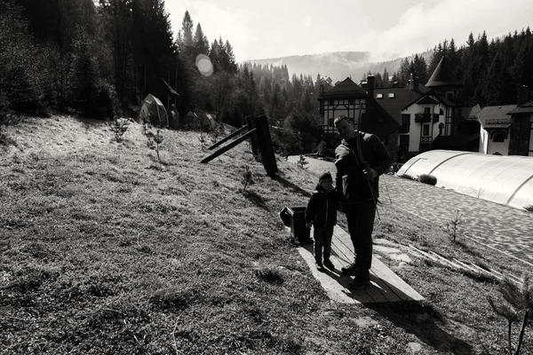 Батько і син займаються стрільбою з лука на відкритому повітрі — стокове фото