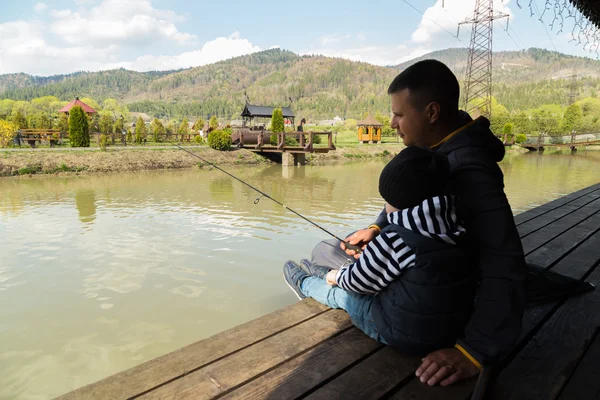 Padre e hijo de pesca —  Fotos de Stock