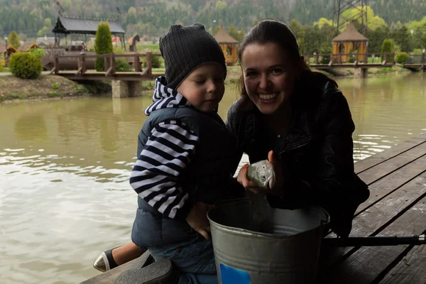 Mamma och son fiske — Stockfoto