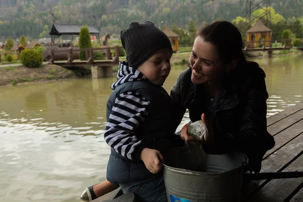 Mãe e filho pesca — Fotografia de Stock