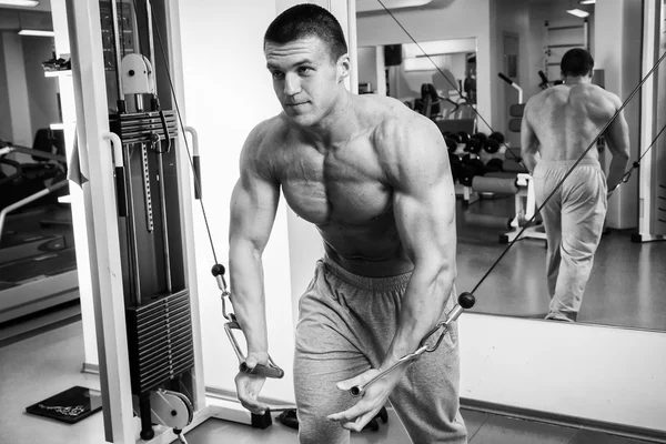 Man doing exercise on simulator — Stock Photo, Image