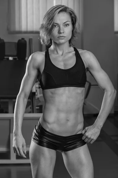 Bodybuilder kvinna visar sin muskler — Stockfoto