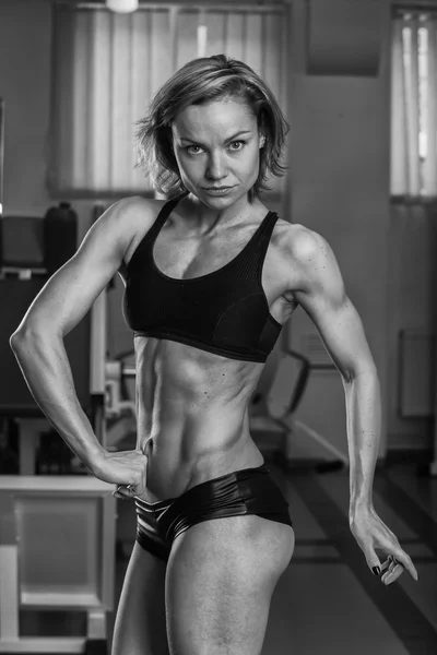 Bodybuilder vrouw toont haar spieren — Stockfoto