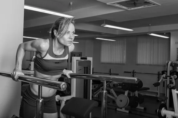 Vrouw doet oefeningen in de sportschool. — Stockfoto