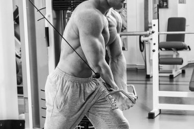 Simülatör egzersiz yapan erkek