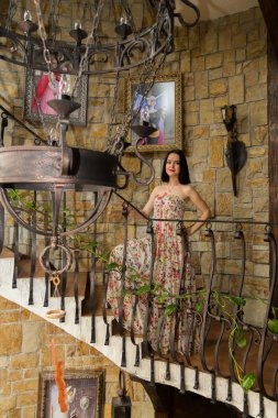 Eski bir evde güzel esmer