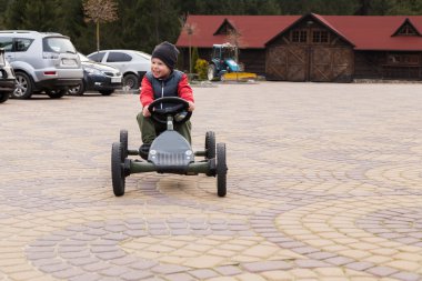 küçük çocuğa oyuncak araba