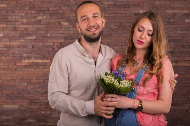 Karı koca stüdyoda çiçekli