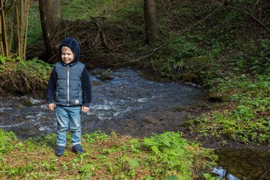 Küçük çocuk ormanda bir yürüyüş