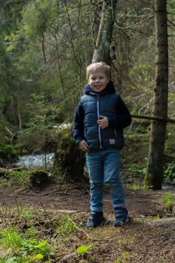 Küçük çocuk ormanda bir yürüyüş