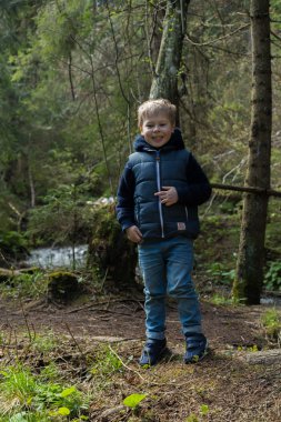 Küçük çocuk ormanda bir yürüyüş