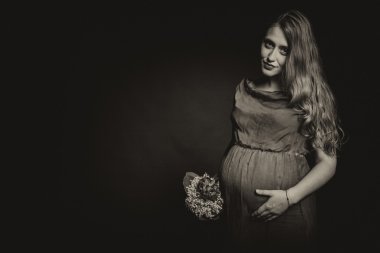 buket çiçek ile hamile kadın