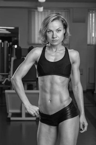 Bodybuilder woman shows her muscles — Stock Photo, Image