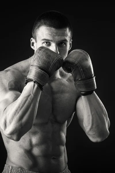 Atletische man in bokshandschoenen — Stockfoto