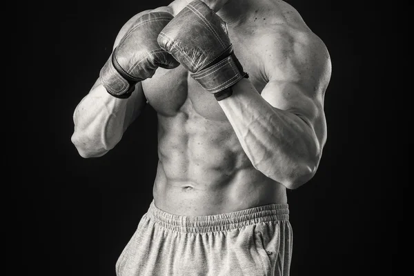 Hombre atlético en guantes de boxeo — Foto de Stock