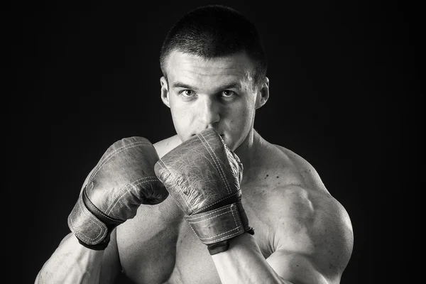 Uomo atletico in guantoni da boxe — Foto Stock