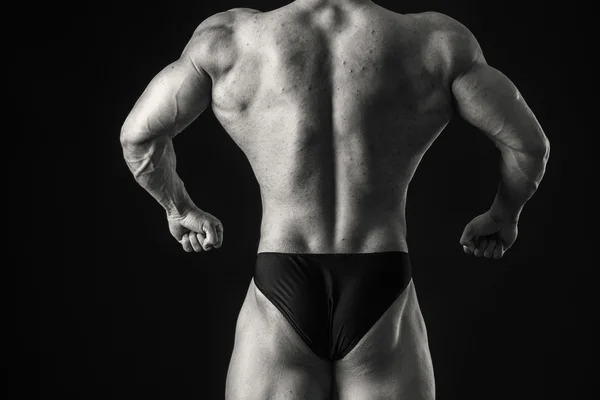 Человек показывает мышцы — стоковое фото