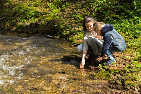 Mutter und Sohn im Wald am Fluss — Stockfoto