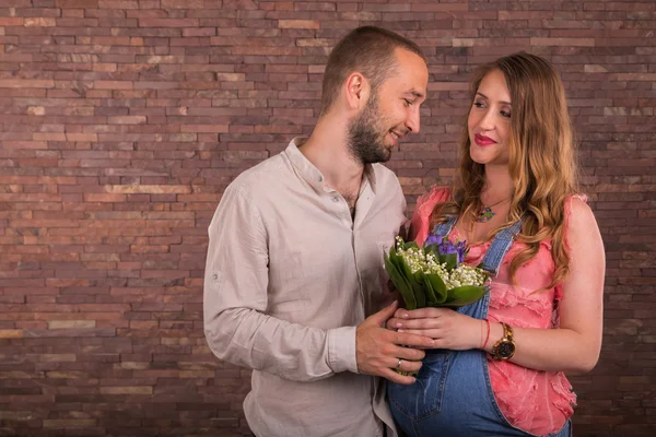 Mann und Frau mit Blumen im Atelier — Stockfoto